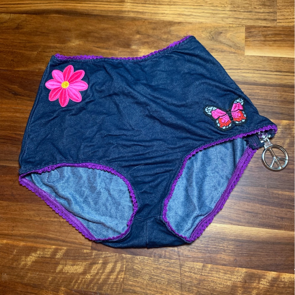 Current Mood Groovy Theme Booty Shorts size medium NWOT